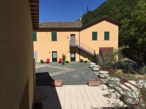 - Vistas al exterior de una casa con patio en Sul sentiero di Francesco, en Nocera Umbra
