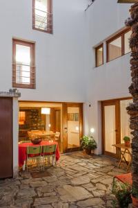 Un patio con mesa y sillas y un edificio. en Casa De Janeiro, en Janeiro de Cima
