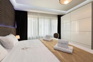 En eller flere senge i et værelse på The Queen Luxury Apartments - Villa Carlotta
