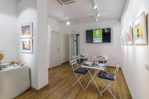 A television and/or entertainment centre at OTTO Rooms & Photogallery