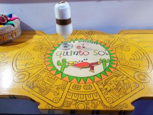 コペルティーノにあるEl Quinto Sol B&Bのテーブルの上にドリンクを飲むテーブル