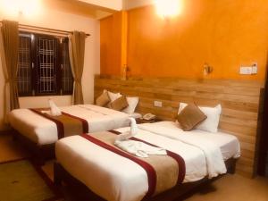 En eller flere senger på et rom på Hotel Guru