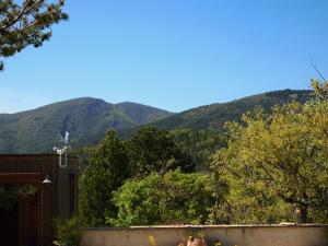 Vista generica sulle montagne o vista sulle montagne dall'interno del bed & breakfast