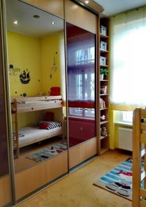 um quarto com um espelho e um beliche em Apartment Villa Frank em Mariánské Lázně