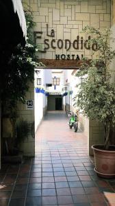 a building with a sign that reads a courtyard hospital at La Escondida Hostal in Sucre