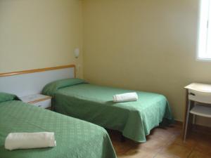 Pensión Mova tesisinde bir odada yatak veya yataklar