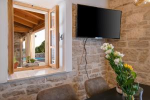 TV a/nebo společenská místnost v ubytování Honey house