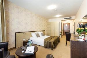 A bed or beds in a room at City Avenue Hotel by HMG-Free Parking-Free Wi-Fi Még 37 kép
