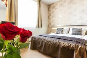 A bed or beds in a room at City Avenue Hotel by HMG-Free Parking-Free Wi-Fi