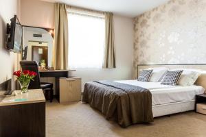 A bed or beds in a room at City Avenue Hotel by HMG-Free Parking-Free Wi-Fi