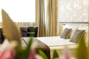 A bed or beds in a room at City Avenue Hotel by HMG-Free Parking-Free Wi-Fi