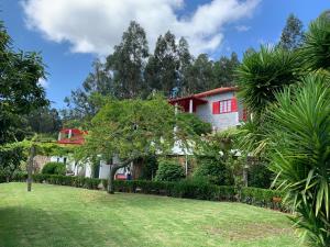 una casa con césped delante en Vila Aurora, en Parada de Gatim