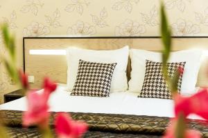 A seating area at City Avenue Hotel by HMG-Free Parking-Free Wi-Fi