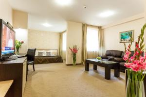 A television and/or entertainment centre at City Avenue Hotel by HMG-Free Parking-Free Wi-Fi