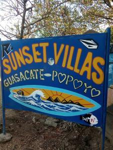 een bord voor een surfdorpen kruistocht bij Hostel Sunset Villas Popoyo in Popoyo