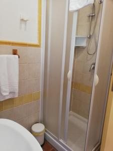 テッラチーナにあるAgriturismo Le Folagheのバスルーム(ガラスドア付きのシャワー付)