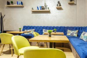 A seating area at City Avenue Hotel by HMG-Free Parking-Free Wi-Fi
