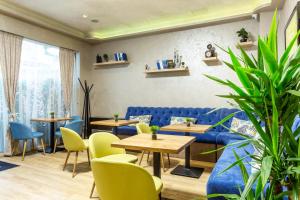 A seating area at City Avenue Hotel by HMG-Free Parking-Free Wi-Fi