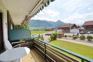 d'un balcon avec vue sur la cour. dans l'établissement Fischener Biberle, à Fischen im Allgäu