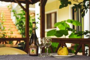 una bottiglia di vino e due bicchieri su un tavolo di Guest House Yoanna a Balchik