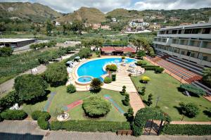 una vista aerea di un resort con piscina di Hotel Delle Canne ad Amantea