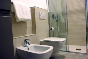 a bathroom with a sink and a toilet and a shower at Appartamento in centro e a 20 mt dal lungomare e mare in Pietra Ligure