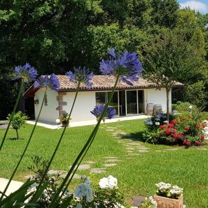a house with purple flowers in the yard at Maison d hotes Lapitxuri in Arcangues