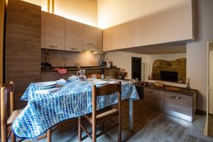 une cuisine avec une table avec un chiffon bleu et blanc dans l'établissement Agriturismo De Ferrari, à Onzo