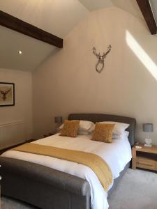 um quarto com uma cama grande num quarto em The Coach House em Southport