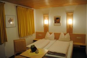 pokój hotelowy z łóżkiem i stołem w obiekcie Haus Untergand w mieście Sankt Anton am Arlberg