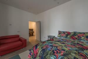 Säng eller sängar i ett rum på Haymarket Spacious 3 Bedroom Street Level