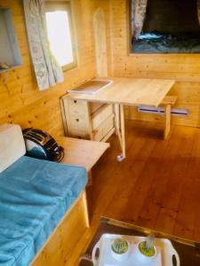 une chambre avec un bureau et une table dans une cabine dans l'établissement Millygite Chalet-on-wheels by the river, à Milly-la-Forêt