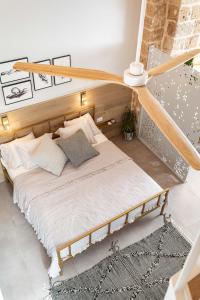 a bedroom with a bed with a wooden headboard at Melisende in ‘Akko +63 photos