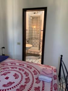 una camera con letto e un bagno con lavandino di Casa Lorenzo a Stromboli