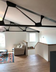 オルベテッロにあるCinema House Apartmentsの天井のあるリビングルーム(ソファ付)