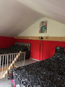 sypialnia z łóżkiem i czerwoną ścianą w obiekcie Apartment Monzuik near the lake w mieście Tuzla
