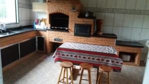 Η κουζίνα ή μικρή κουζίνα στο Chácara moquem 2