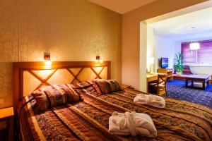 Una habitación de hotel con una cama con toallas. en Park Villa en Vilna