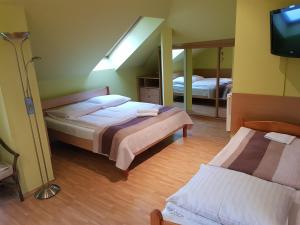 מיטה או מיטות בחדר ב-Gościniec Słoneczny