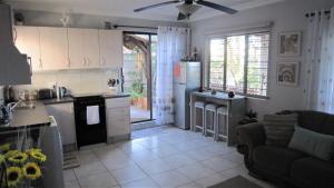 uma cozinha e sala de estar com um sofá e uma mesa em See Rus Self catering unit in Westbrook KZN Private Neat and Cosy em Westbrook