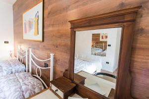 1 dormitorio con 2 camas individuales y espejo en Relais Garibaldi en Avezzano