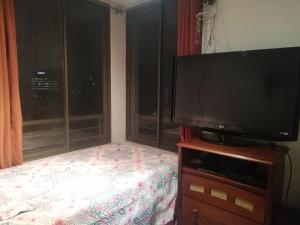 UNA HABITACIÓN PRIVADA con BAÑO PRIVADO en CENTRO HISTÓRICO TV 또는 엔터테인먼트 센터