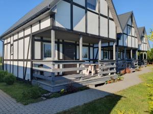 een huis met een groot raam en een picknicktafel ervoor bij Przystanek Morze in Jarosławiec