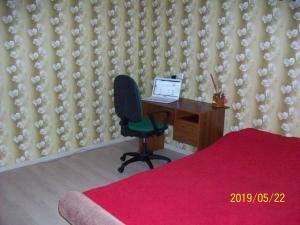- une chambre avec un bureau et un ordinateur portable dans l'établissement Квартира у моря, à Odessa