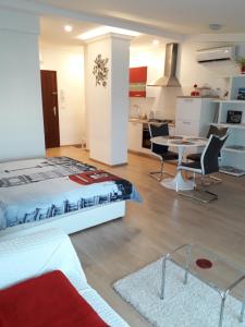 1 dormitorio con 1 cama, mesa y sillas en APARTMAN MMVG STUDIO Zagreb Airport, en Velika Gorica
