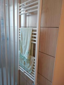 un porte-serviettes suspendu dans un placard dans l'établissement Summer's House, à Castelfranco Veneto
