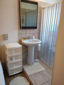 La salle de bains est pourvue d'un lavabo et d'un miroir. dans l'établissement Summer's House, à Castelfranco Veneto
