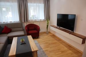 Televízia a/alebo spoločenská miestnosť v ubytovaní Ferienwohnung Lenz