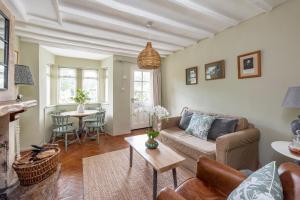 A seating area at Fishermen's Retreat - Self Catering 