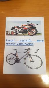 una foto de una bicicleta en un cartel en Hotel Navarro, en Panticosa